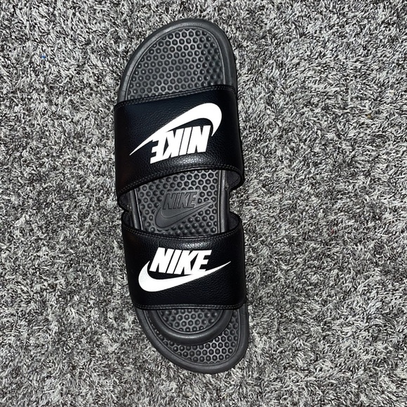 Black Nike slides - Picture 3 of 3